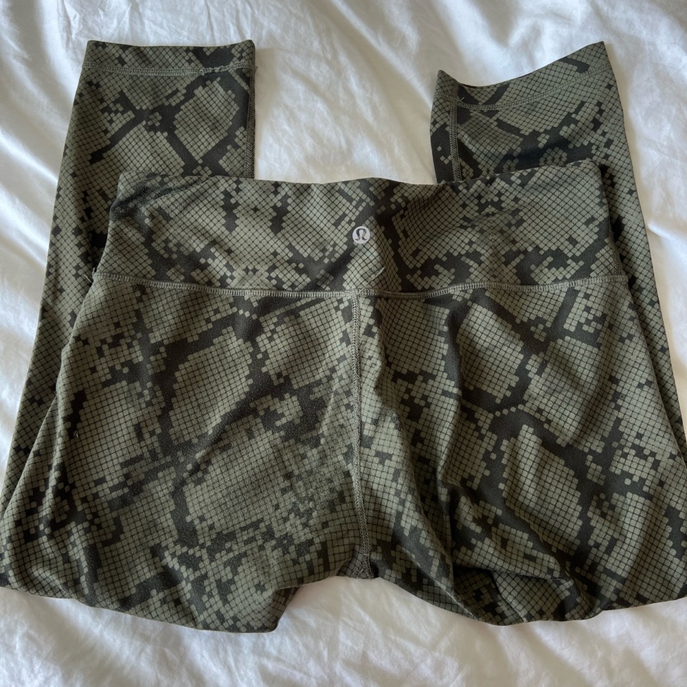 Lululemon cropped mid rise wunder under snakeskin